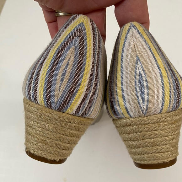 Kelly & Katie Blue Yellow Striped Canvas Peep Toe Bow embellished Wedge Heels - Picture 6 of 10